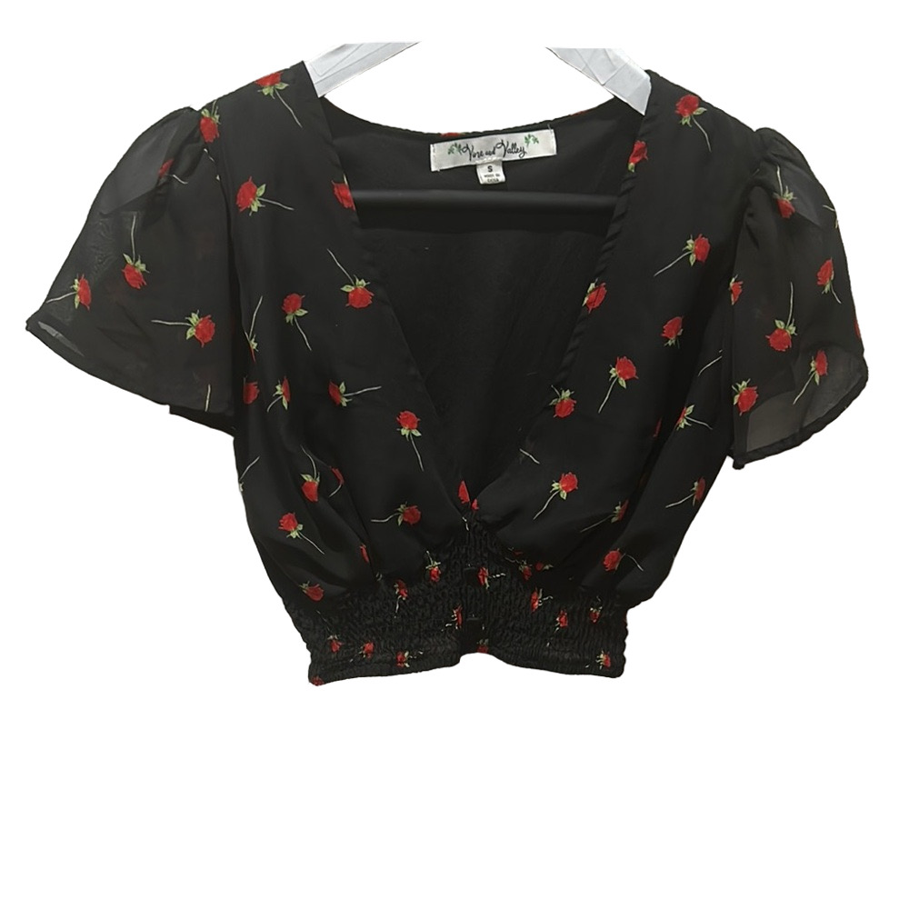 Vine and Valley black and red flower 🌹 Puff Sleeve Crop Blouse size Small GUC..